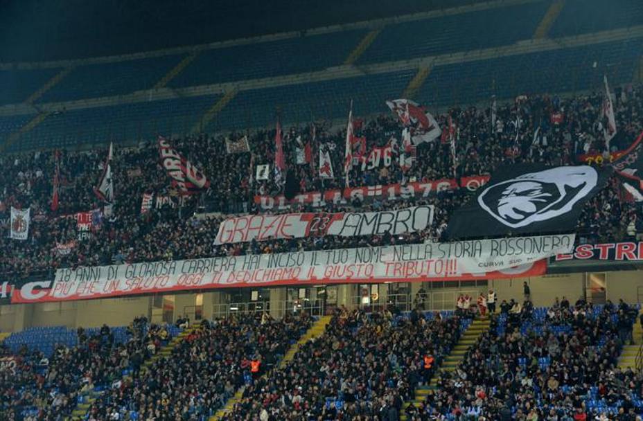 I messaggi d&#39;affetto della tifoseria rossonera a Massimo Ambrosini, ex Milan. 